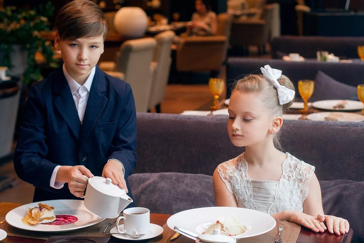 Дети накрывают на стол