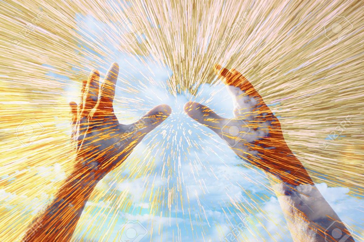 Девушка на рассвете у моря