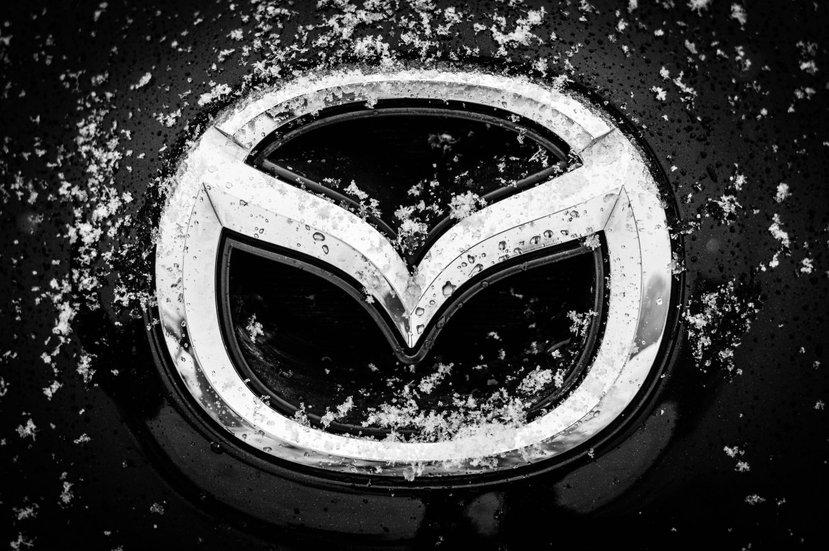 Эмблемы авто на черном фоне