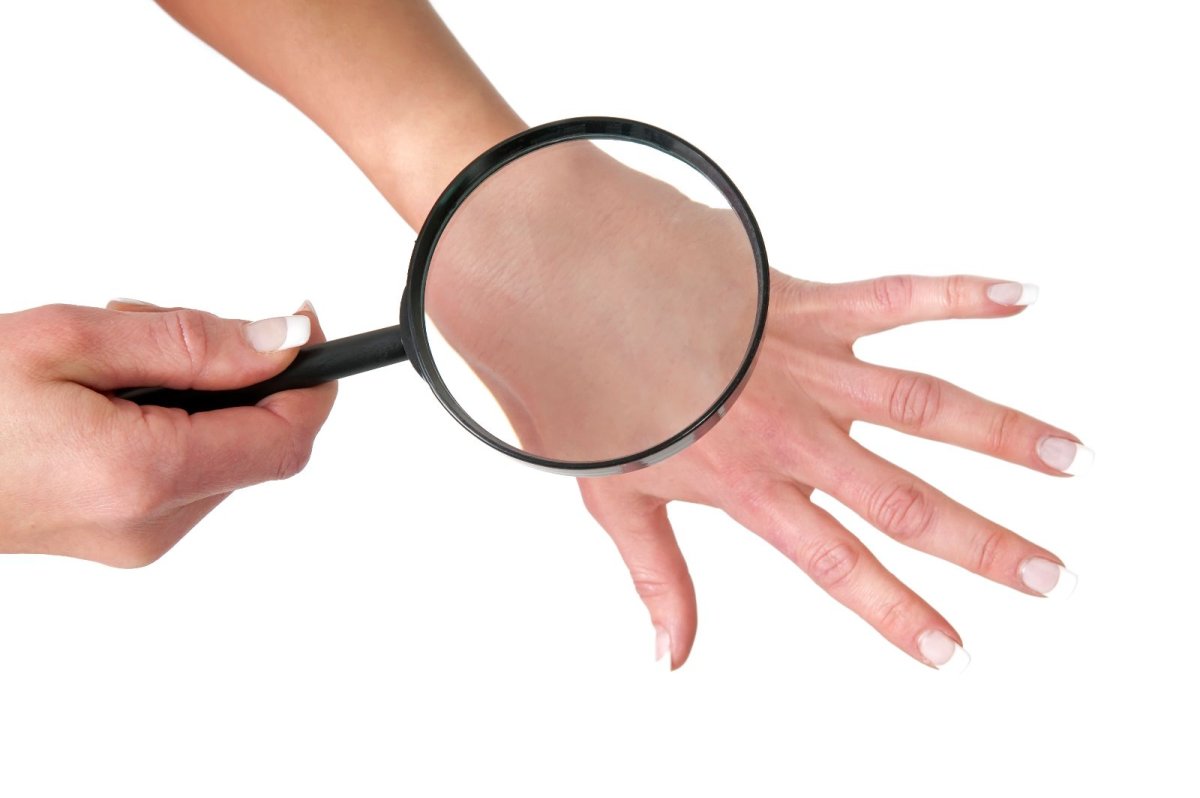 Увеличительное стекло в руке