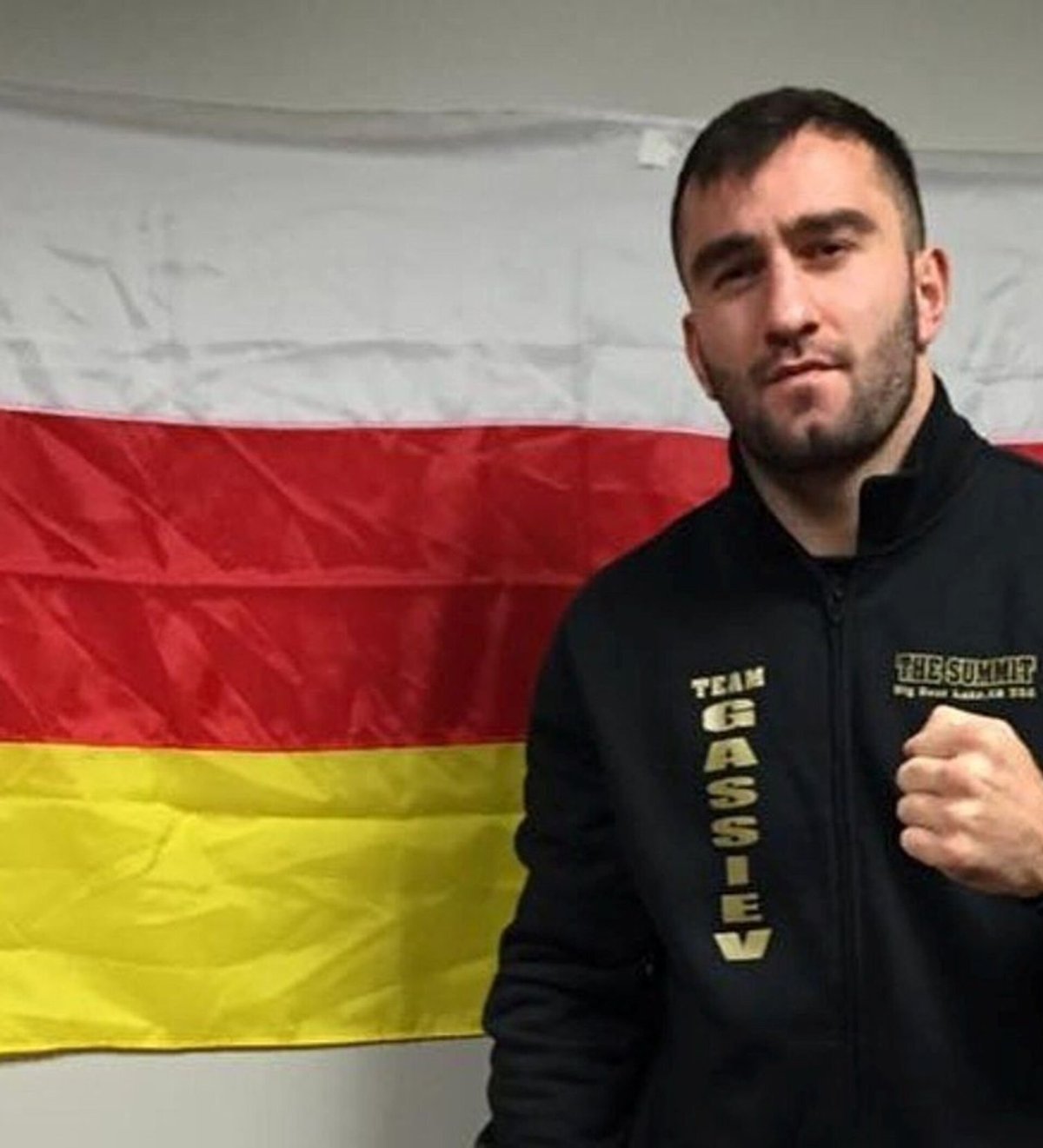 Осетинский флаг в горах