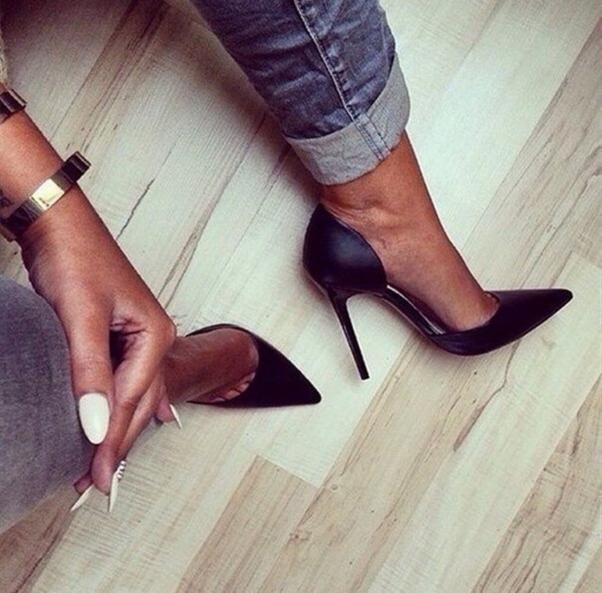 Черные лодочки на шпильке на ноге