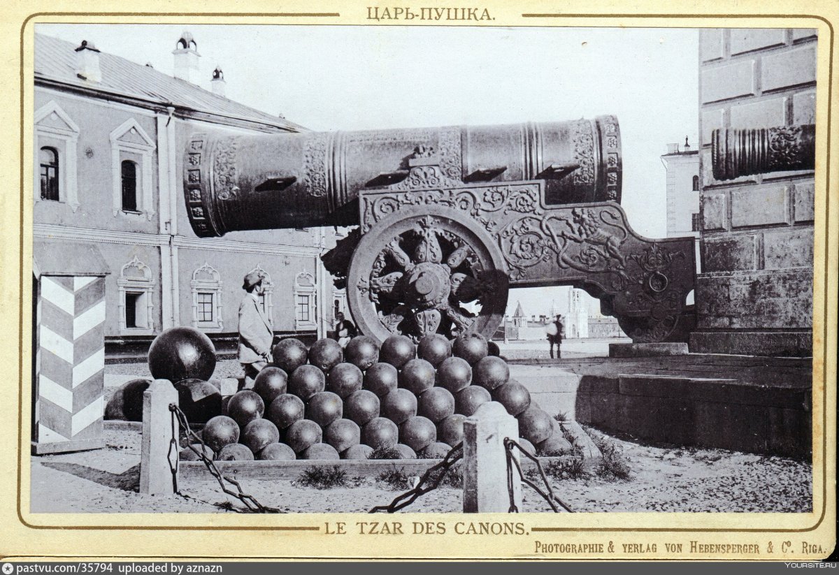 Царь пушка в Кремле чб
