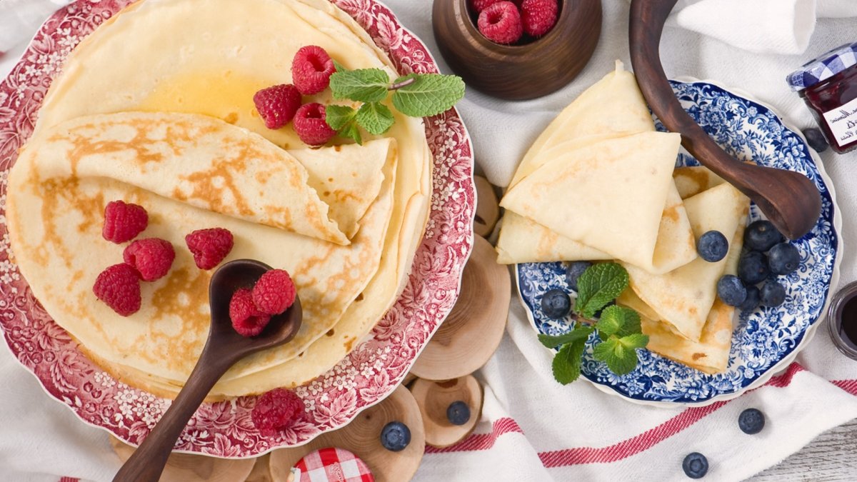 Фото блинов на тарелке красиво