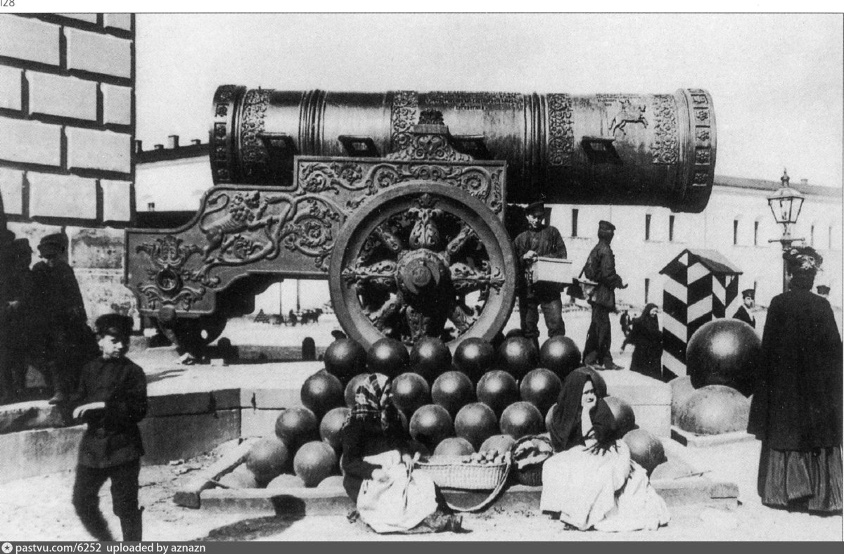 Монумент “царь-пушка” в городе Донецке