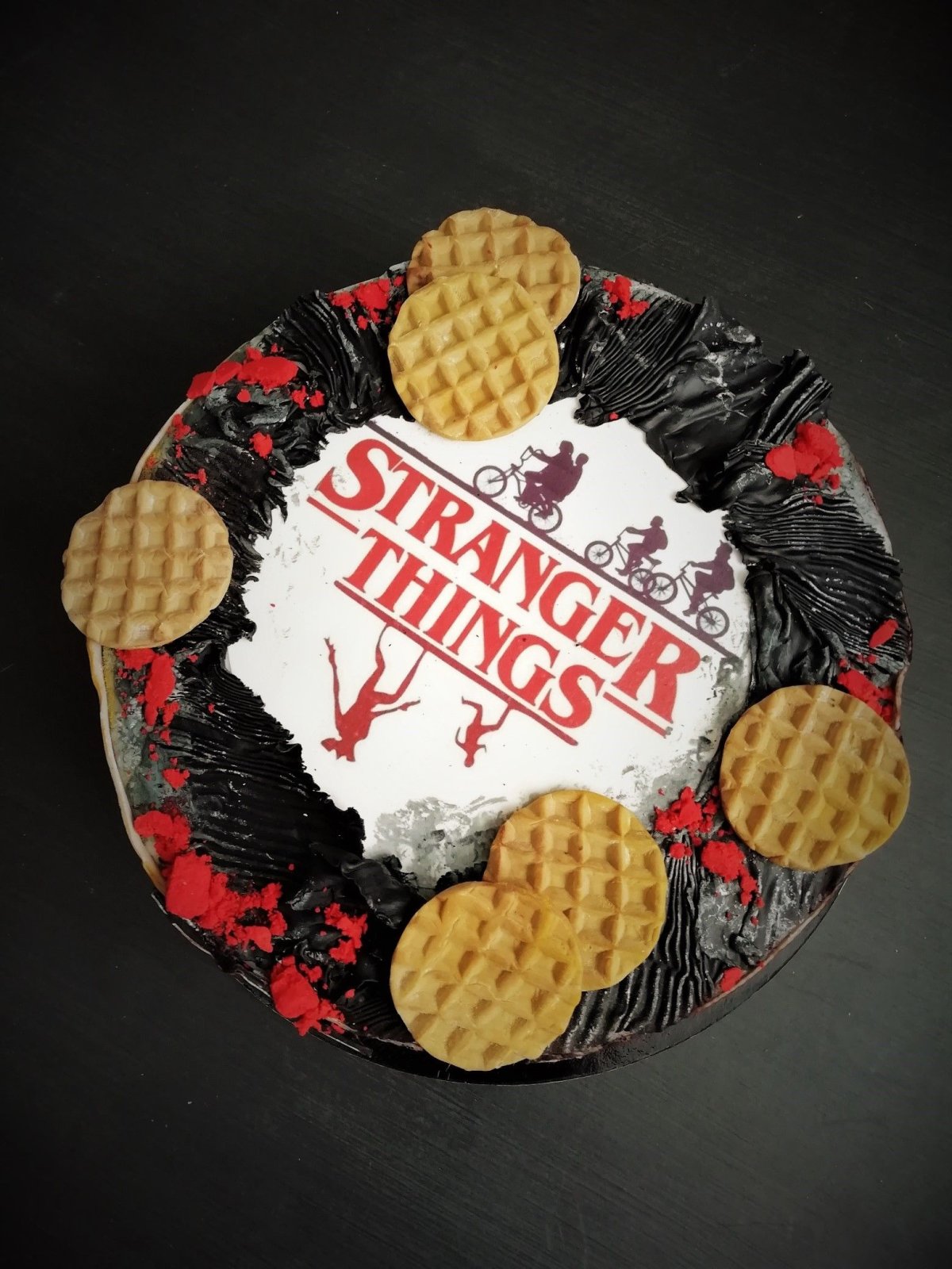 Торт с сериалом очень странные дела