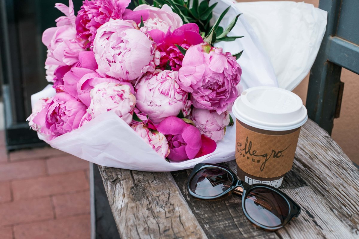 Пионы на столе