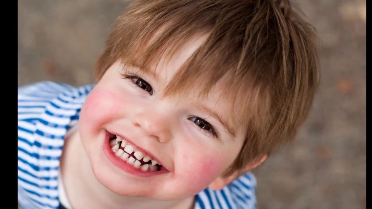 Ребенок улыбается