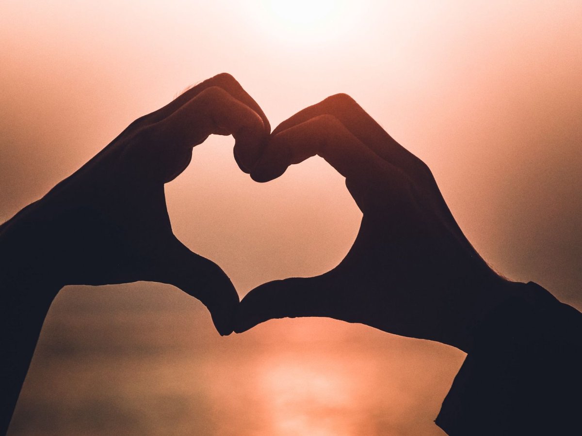 Сердце руками на закате