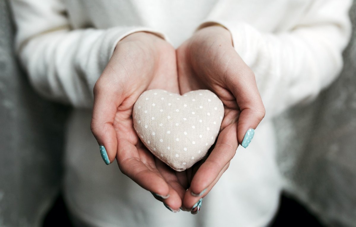 Каменное сердце в руке