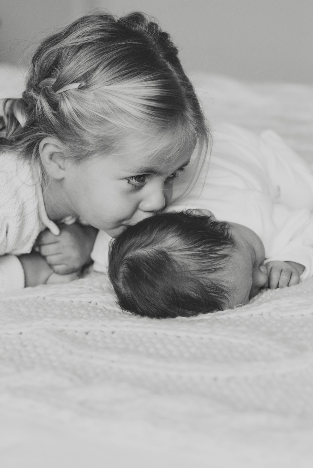 Фотосессия новорожденного с сестрой