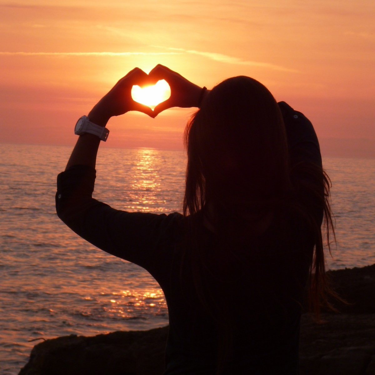 Сердце руками на закате