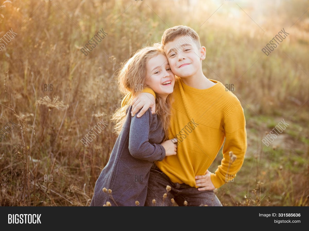 Брат и сестра обнимаются