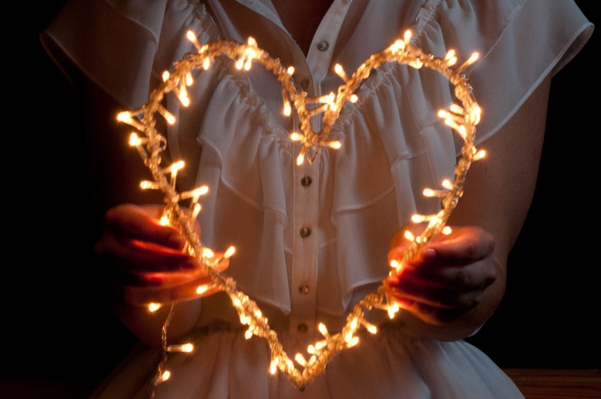 Гирлянда в руках