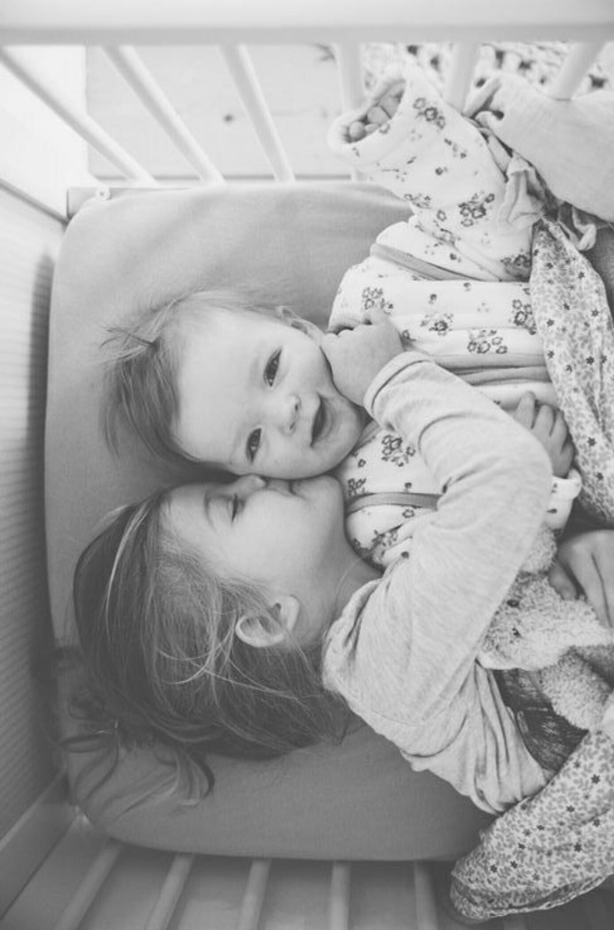 Брат и сестра маленькие