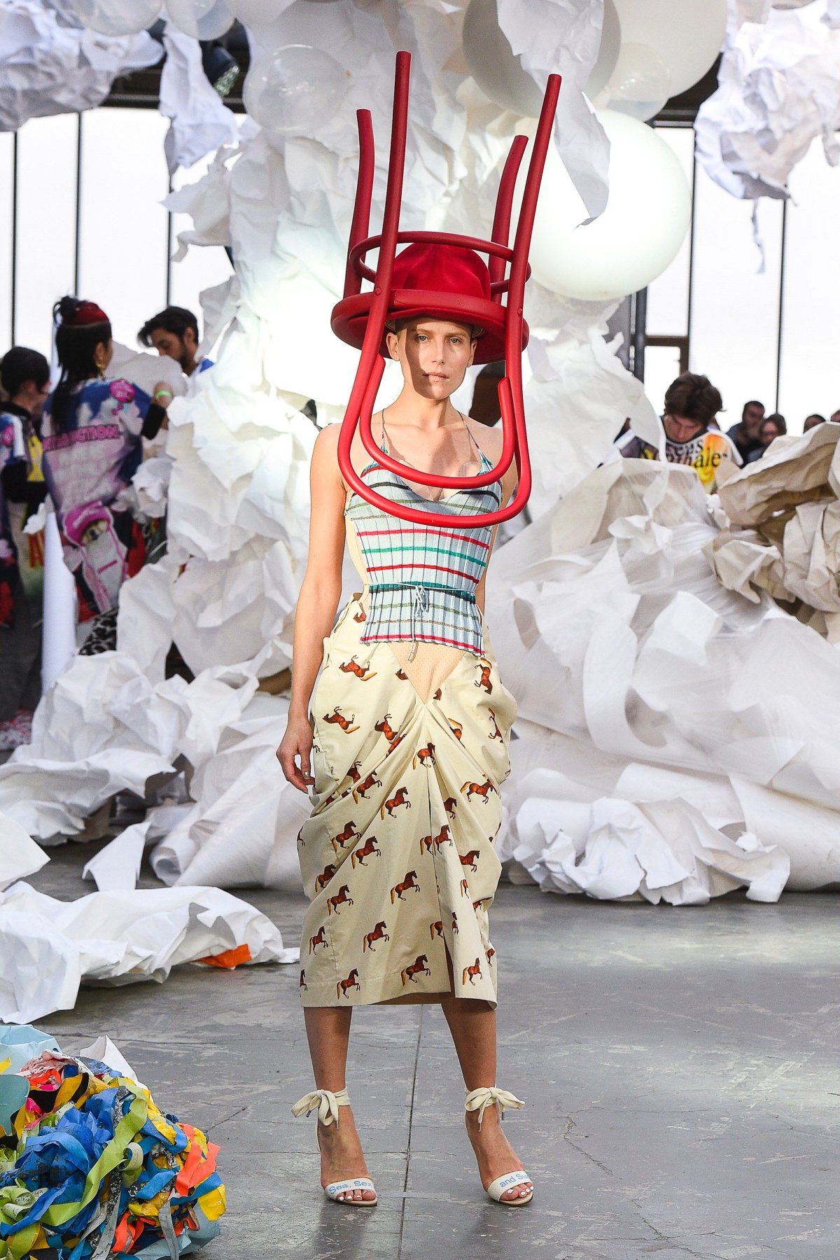 Много одежды на девушке