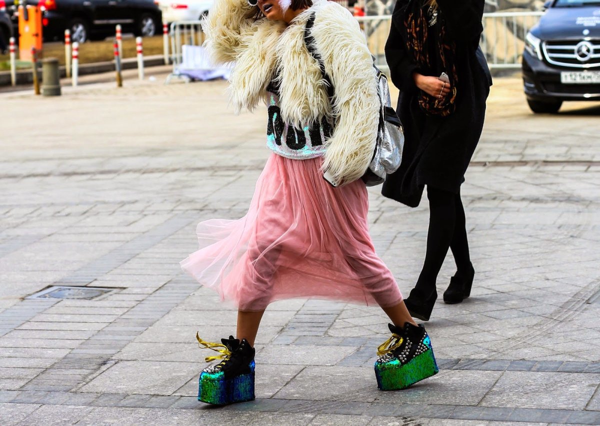 Танцует в коротком платье