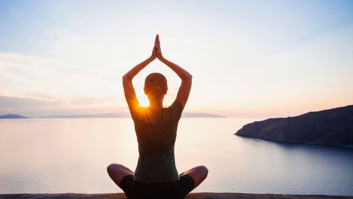 Девушка медитирует