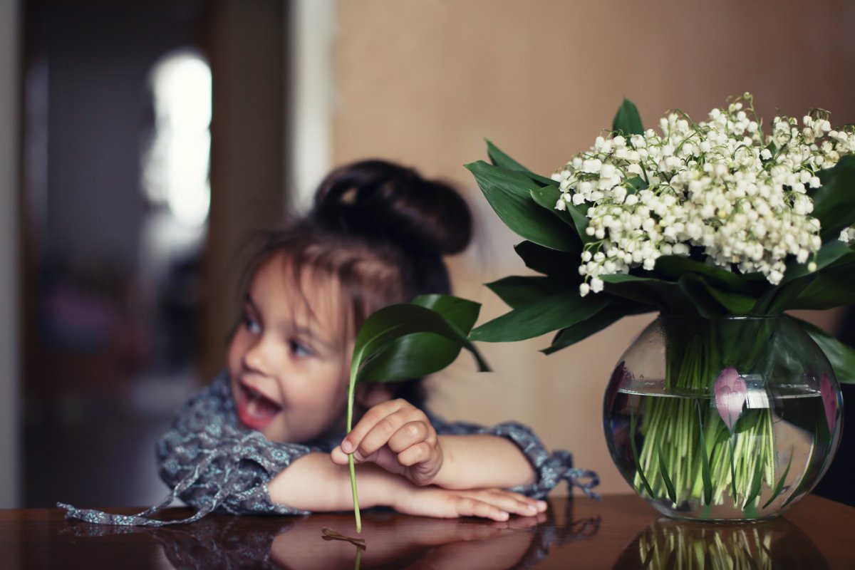 Девушка с букетом ландышей