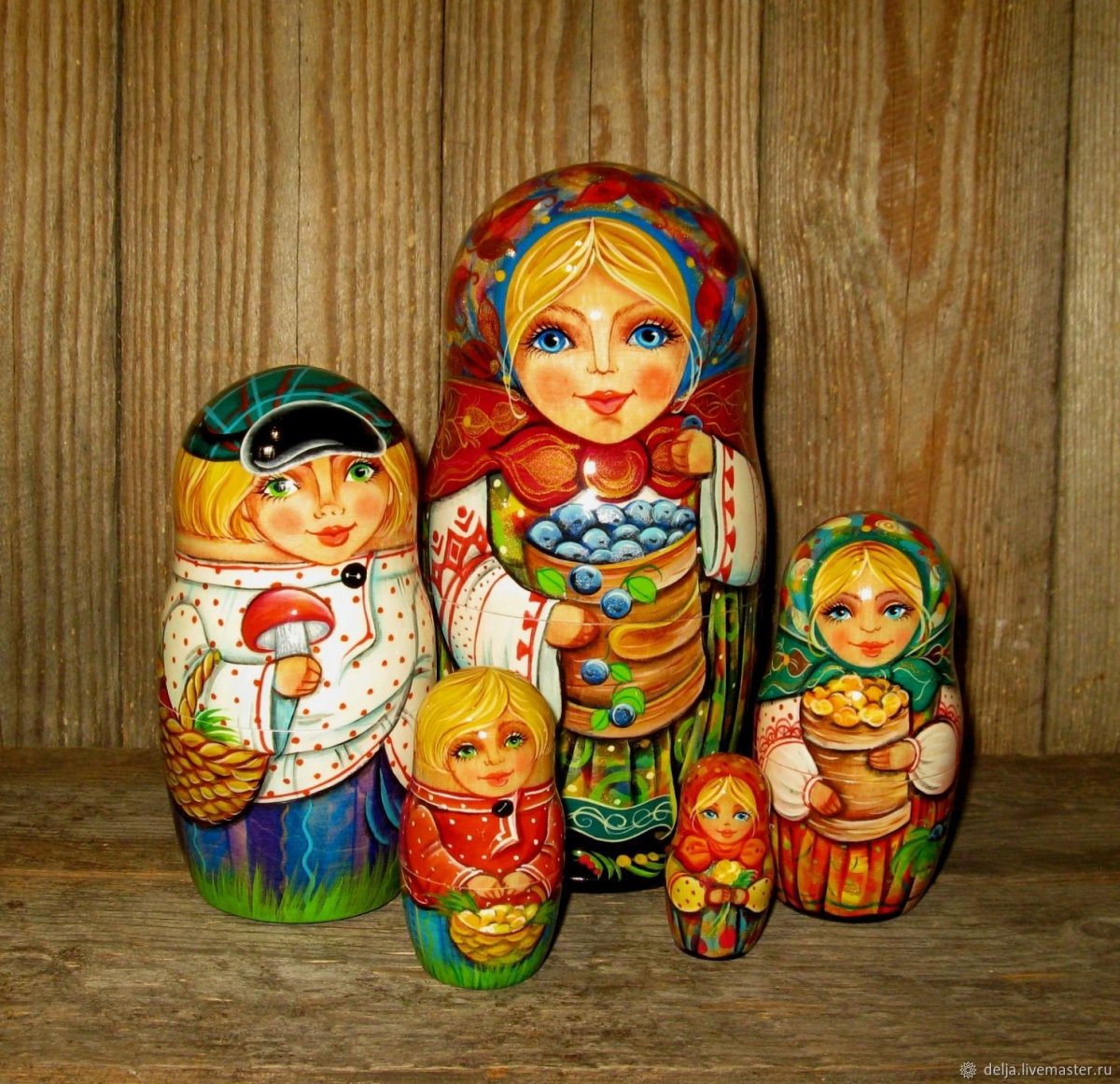 Матрёшки карельской росписью