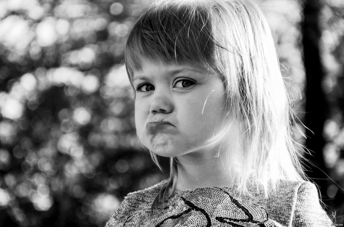 Недовольная девочка