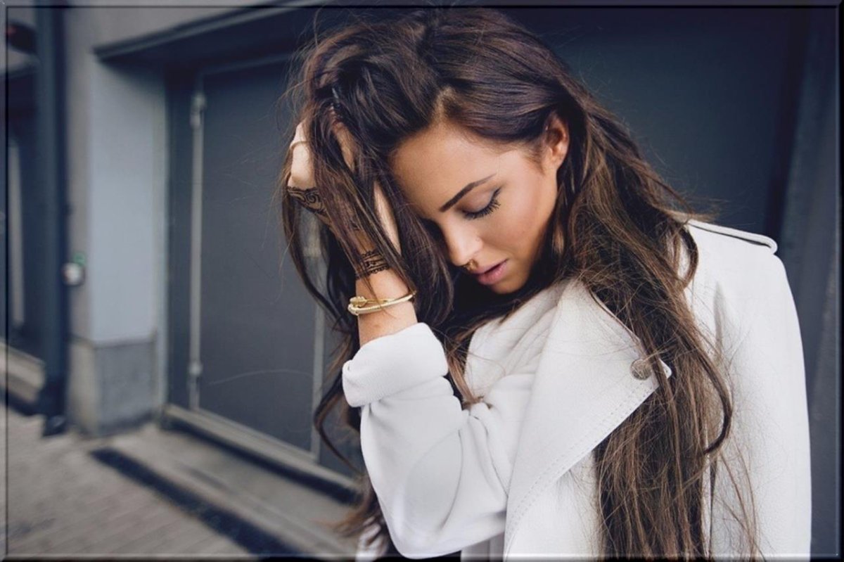 Грустная красивая женщина