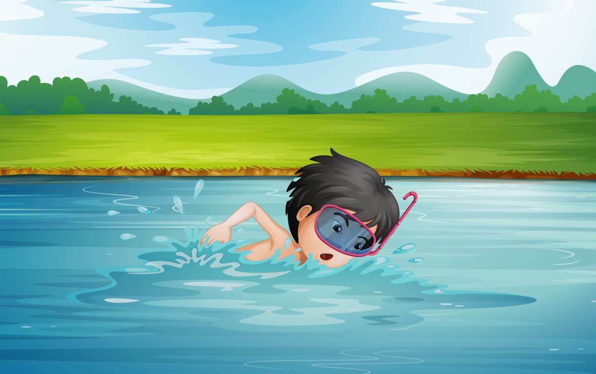 Мальчик плавает в речке
