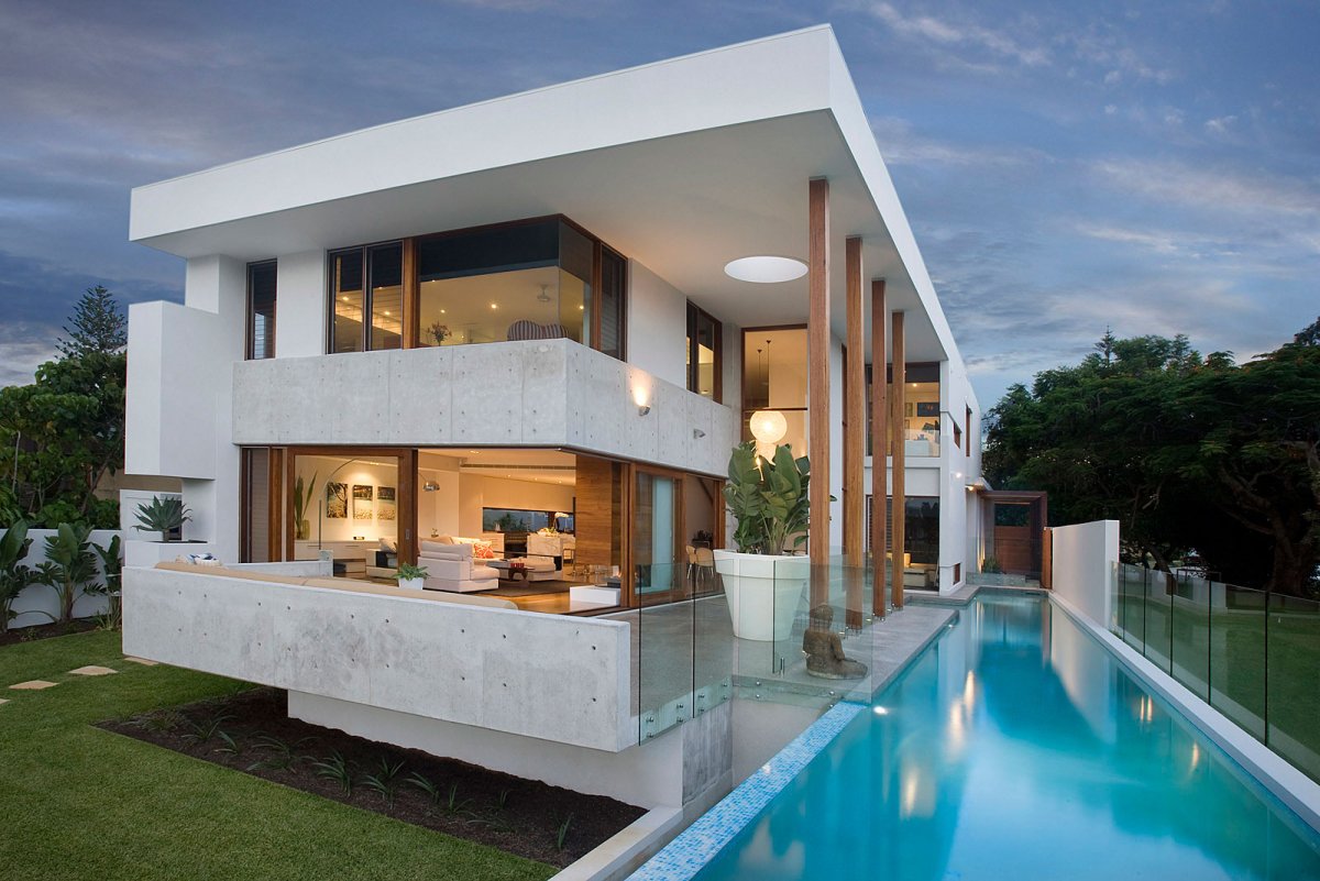 Особняк с красивым садом