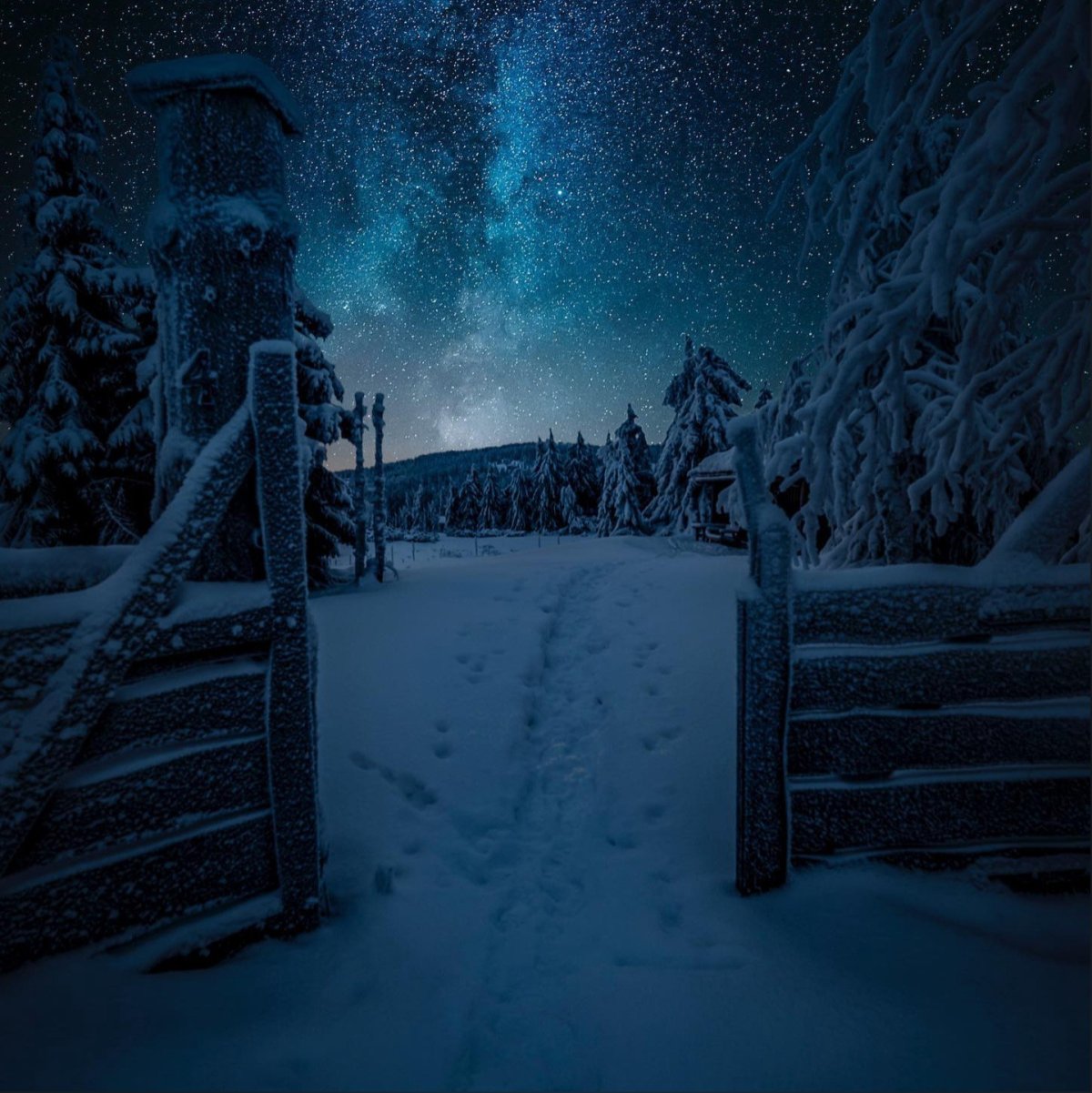 Домик в горах ночью