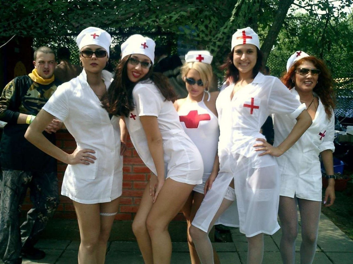 Молодые медсестры