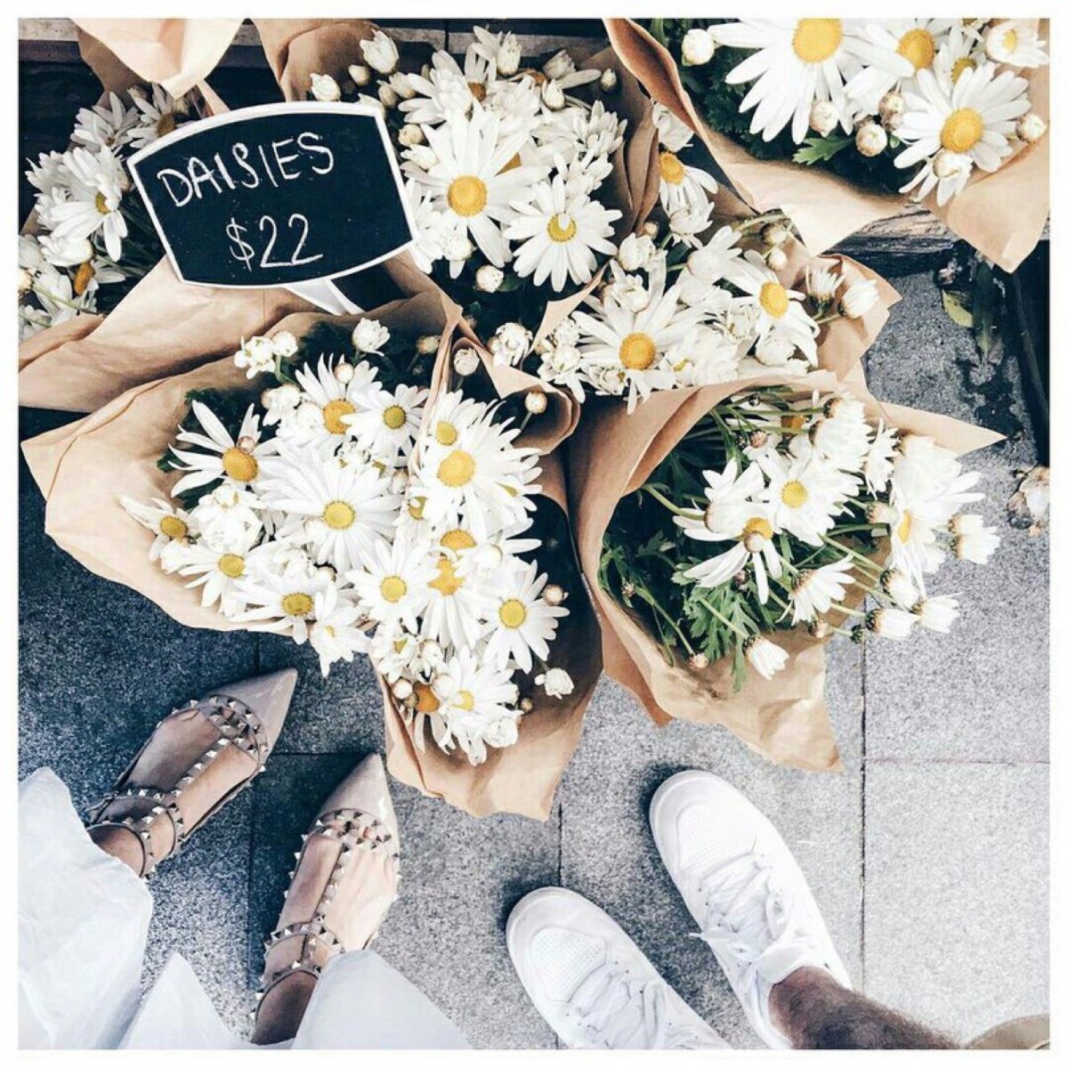 Девочка с букетом ромашек