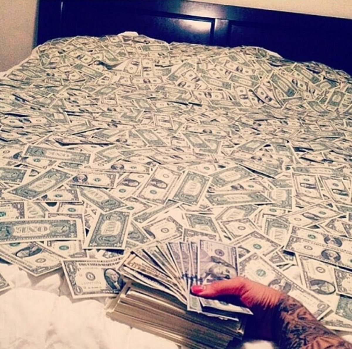 Куча денег в комнате