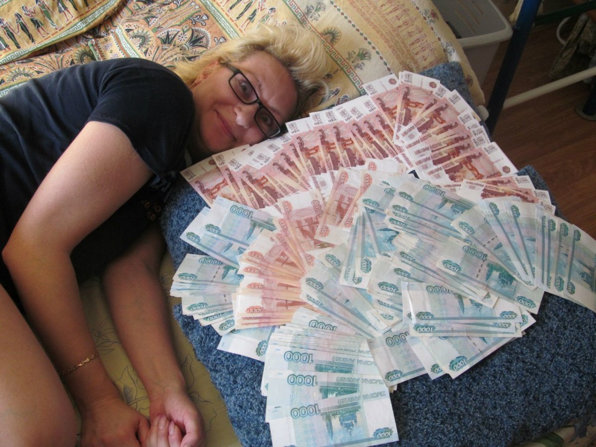 Женщина с рублями