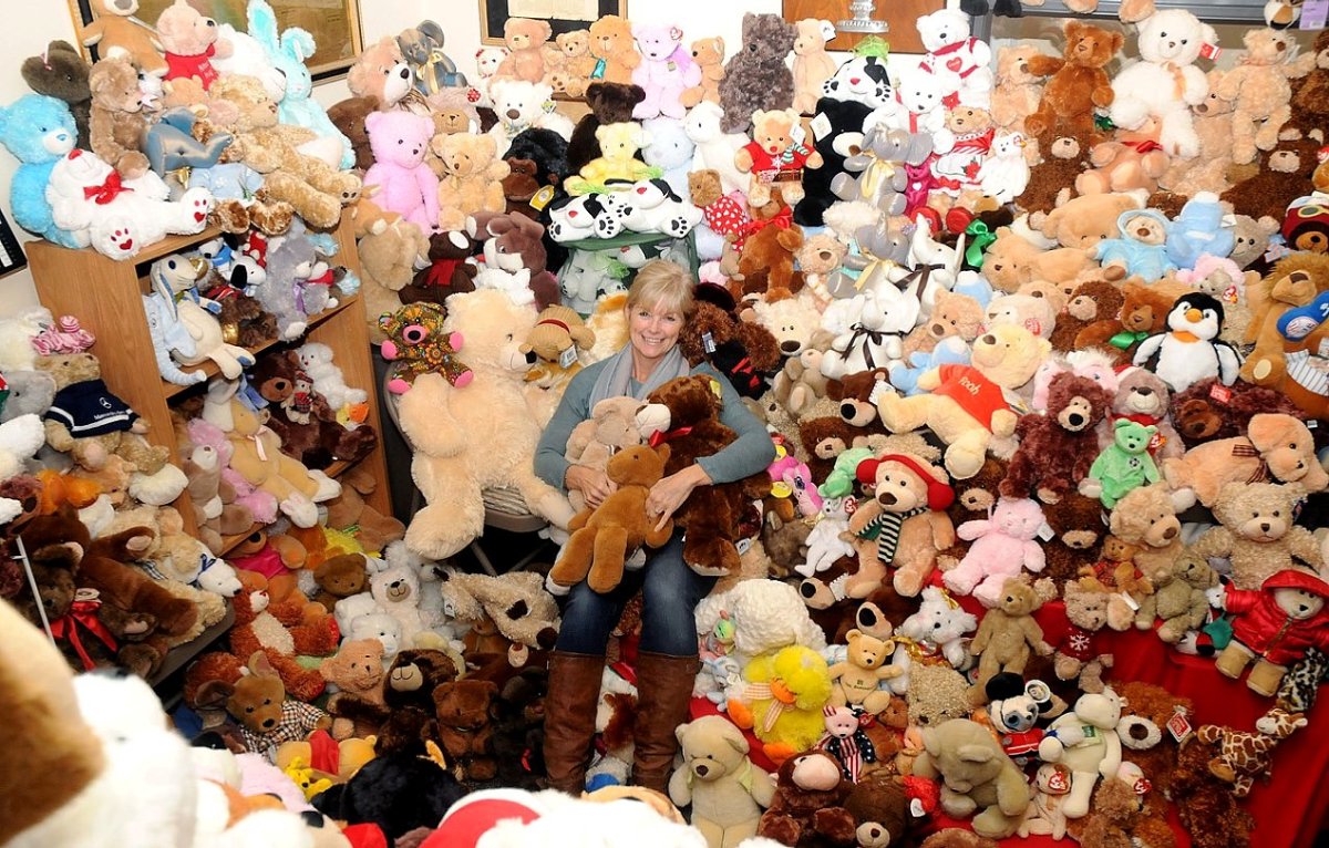 Много плюшевых игрушек