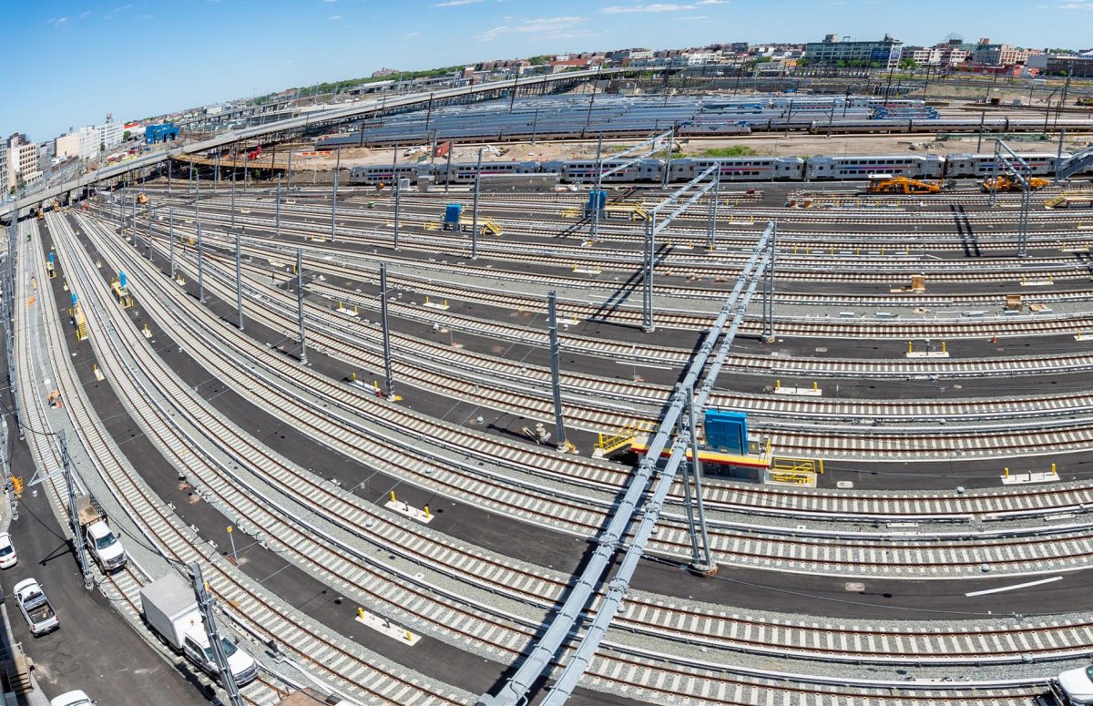 Спецтехника для асфальтирования дороги