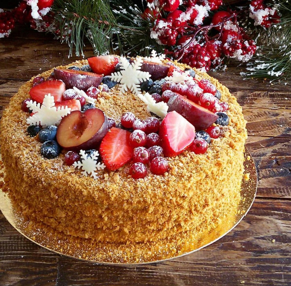 Шоколадный торт с фруктами