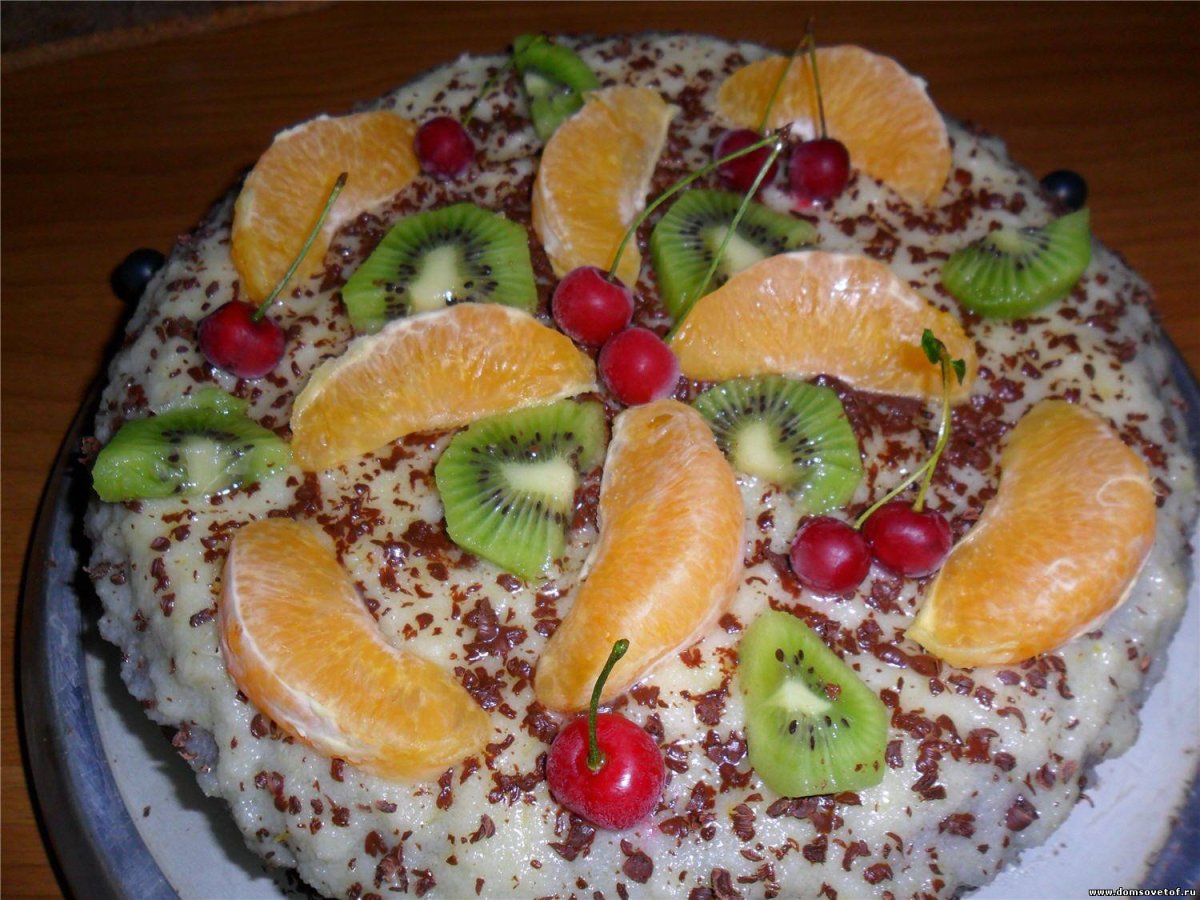 Торт домашний на столе