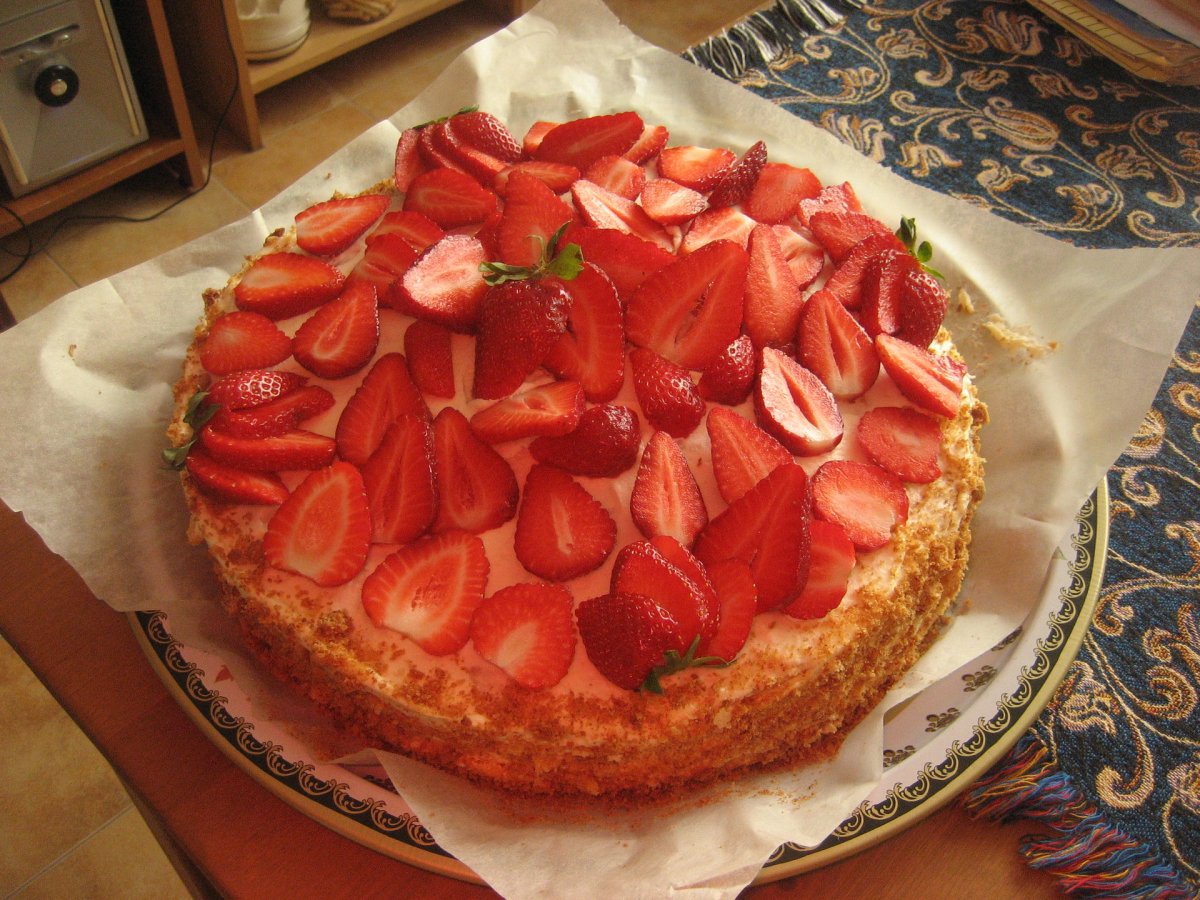 Украшение торта клубникой