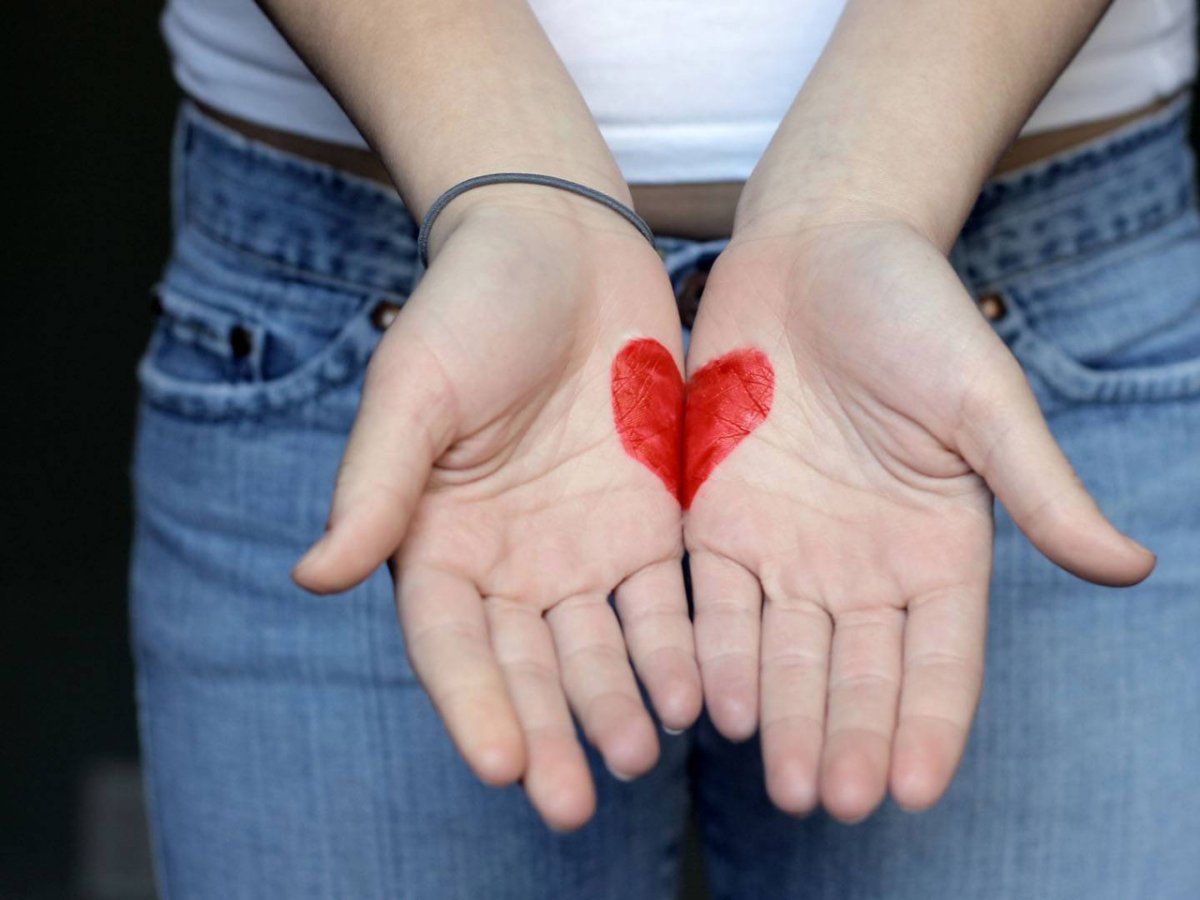 Красное сердце в руках