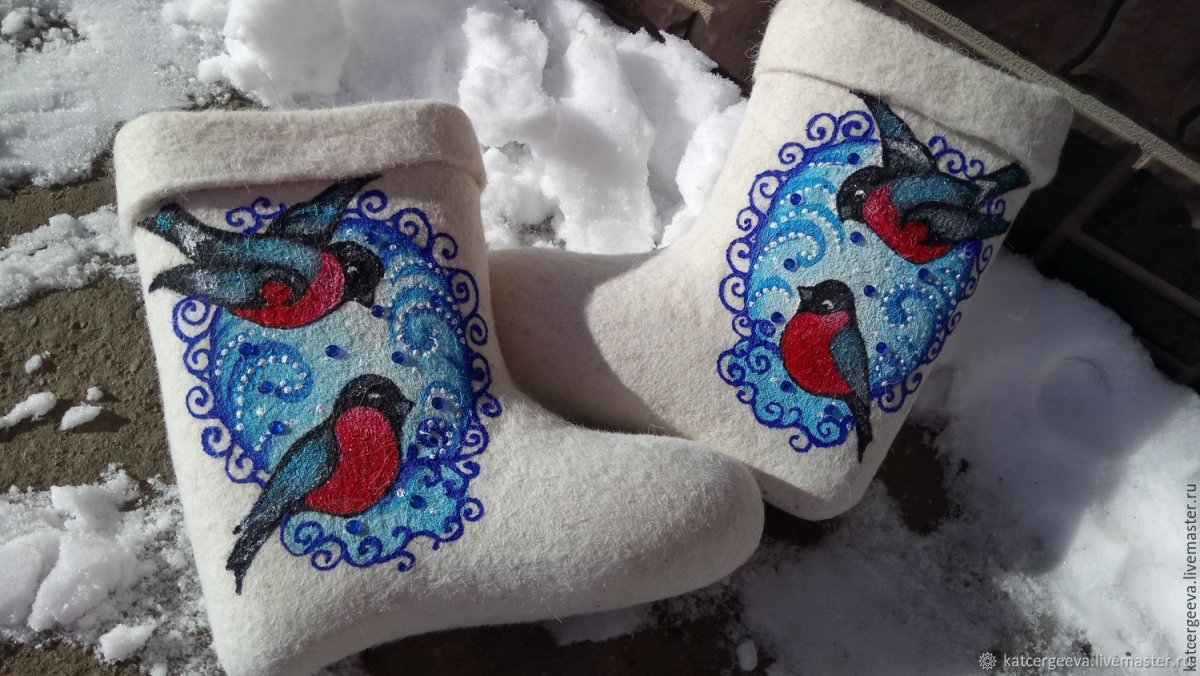 Красивые валенки на снегу