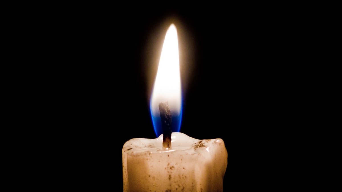 Свеча на темном фоне