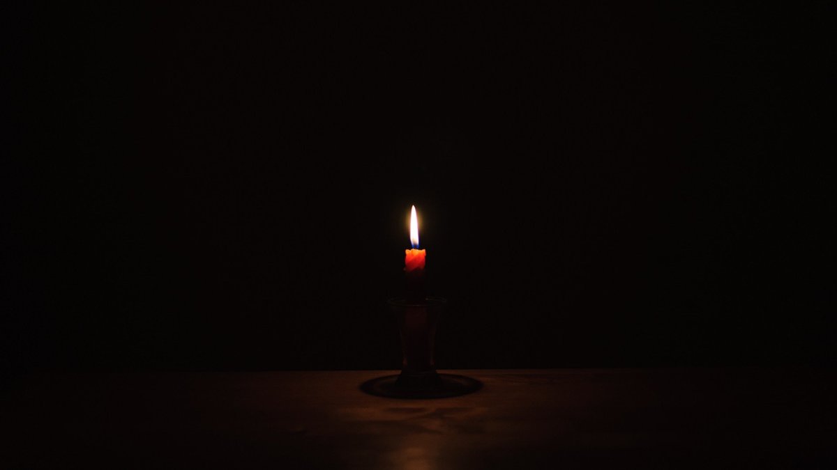 Свеча горит в темноте