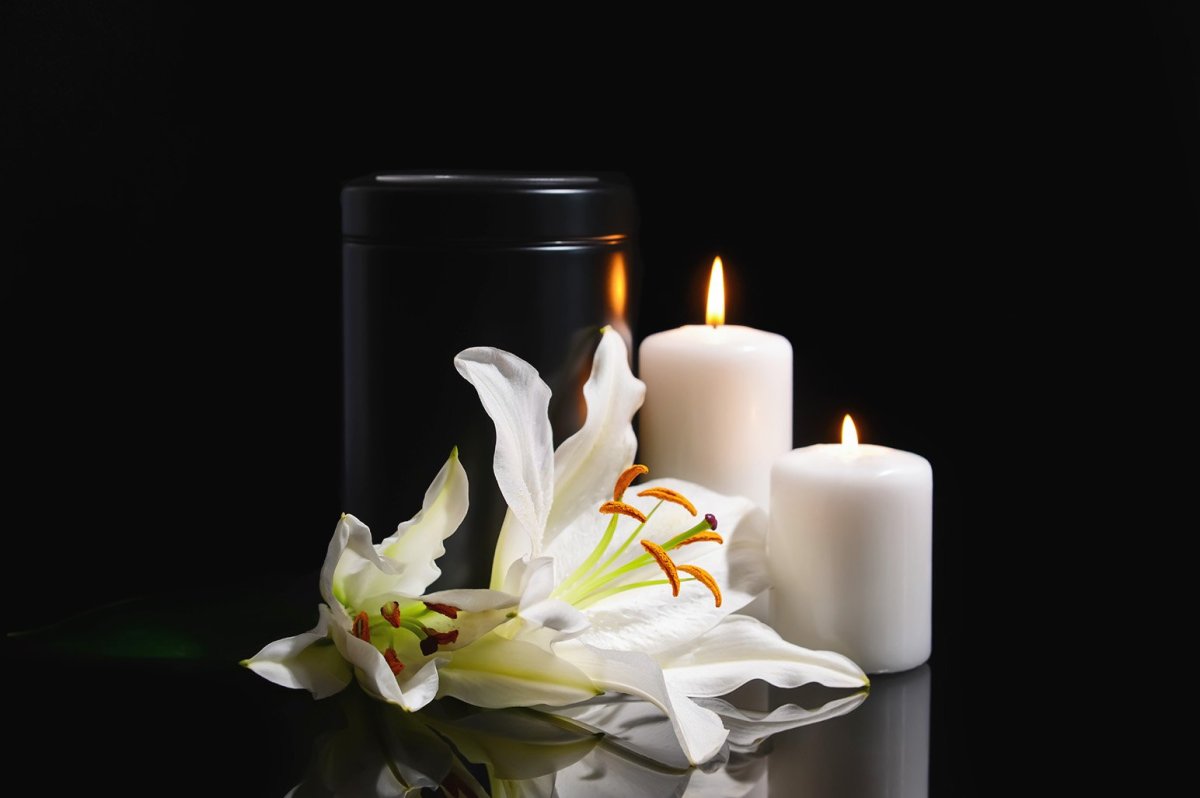 Лилии свечи траур