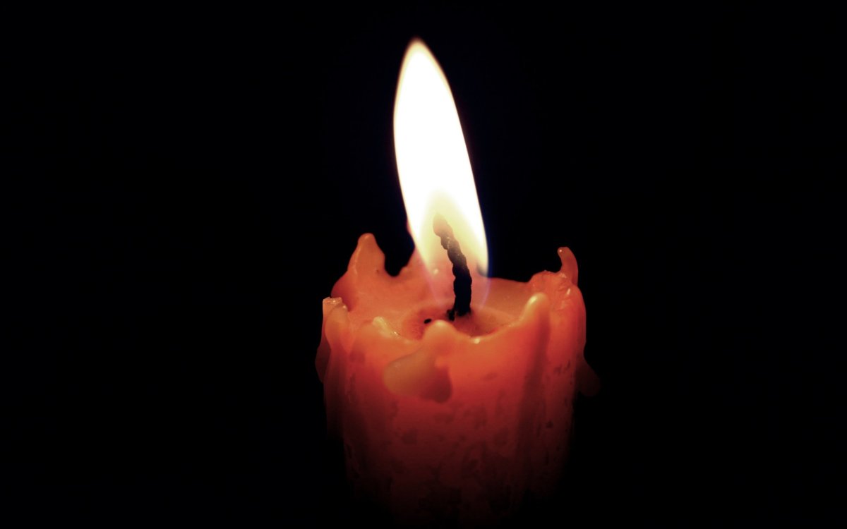 Свеча на черном фоне
