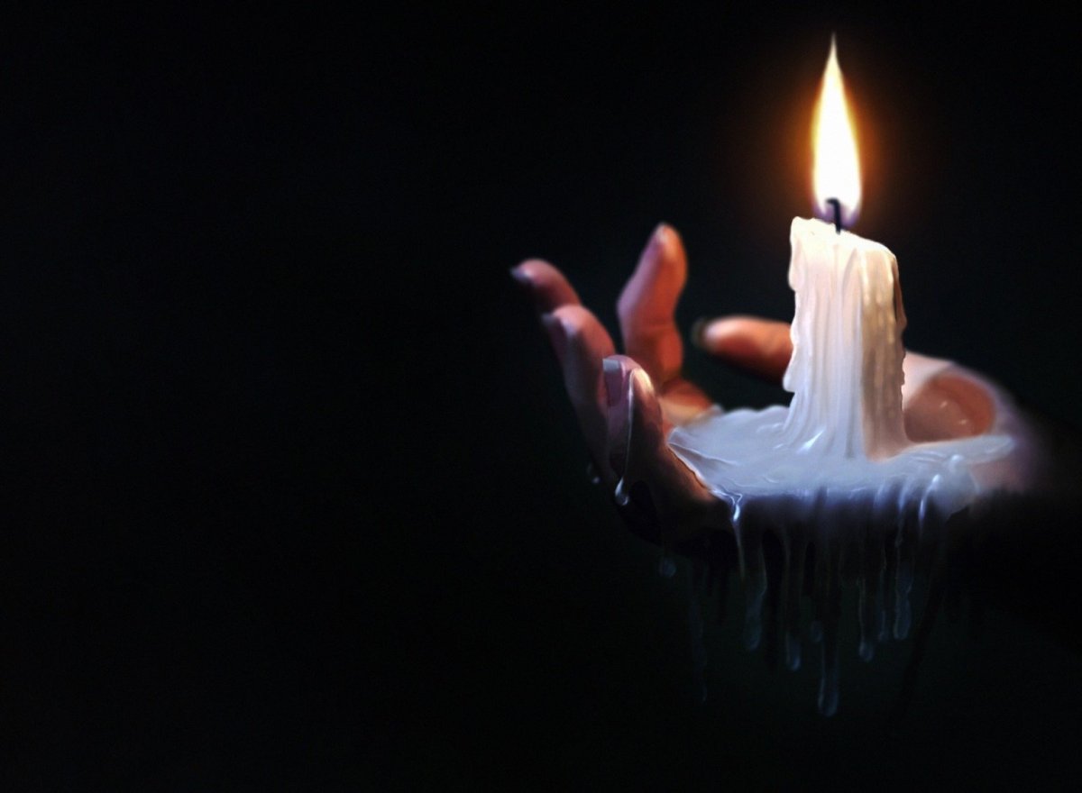 Горящая свеча в руках