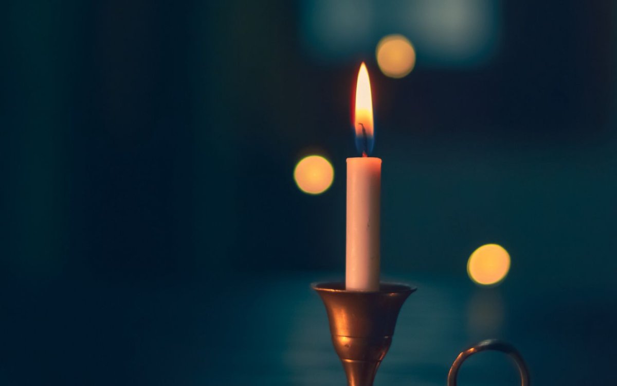 Горящие свечи в канделябре