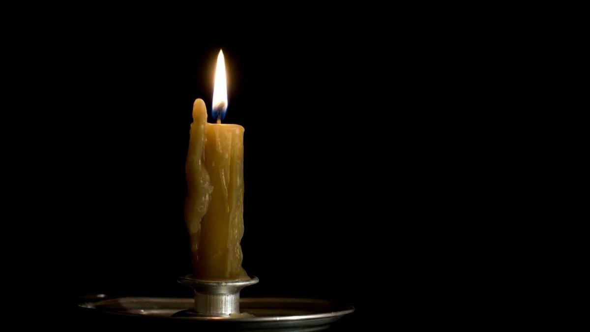 Свеча на темном фоне