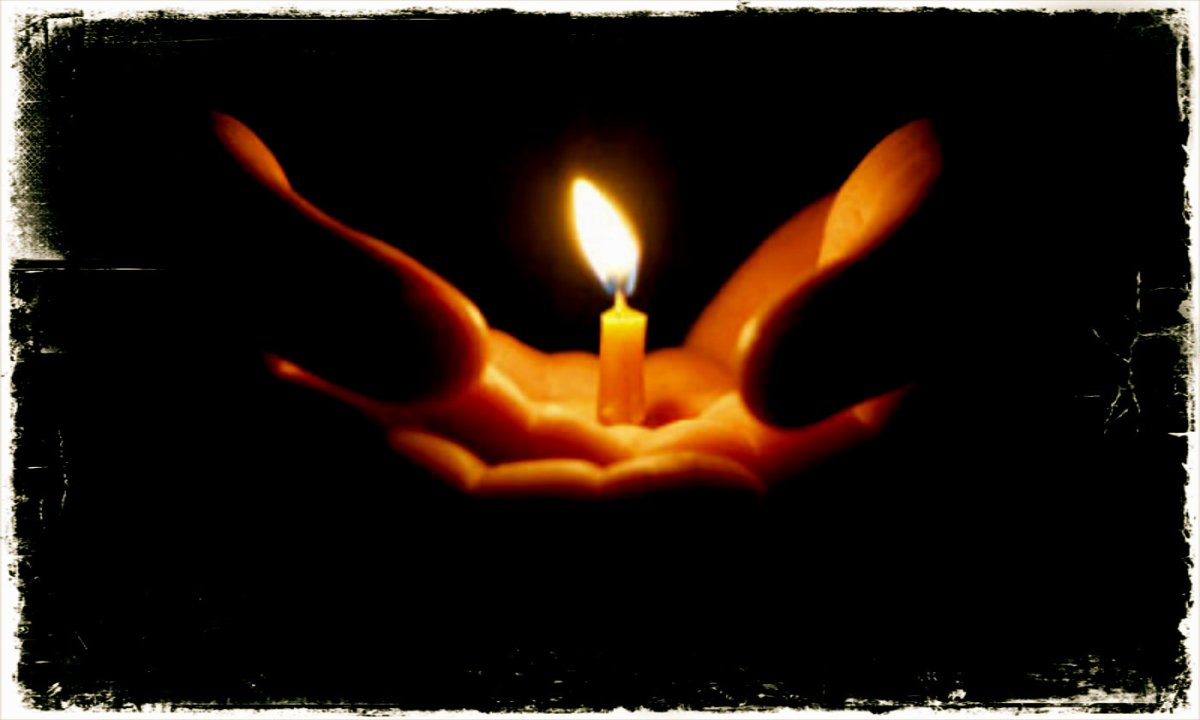 Свеча памяти на черном фоне