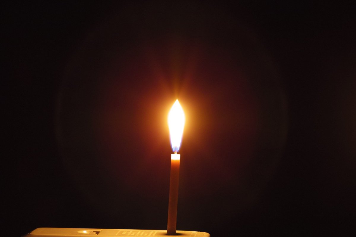 Горящая церковная свеча