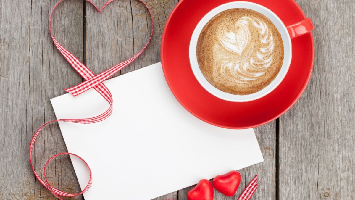 Сервис с лентой и сердечками ресторан